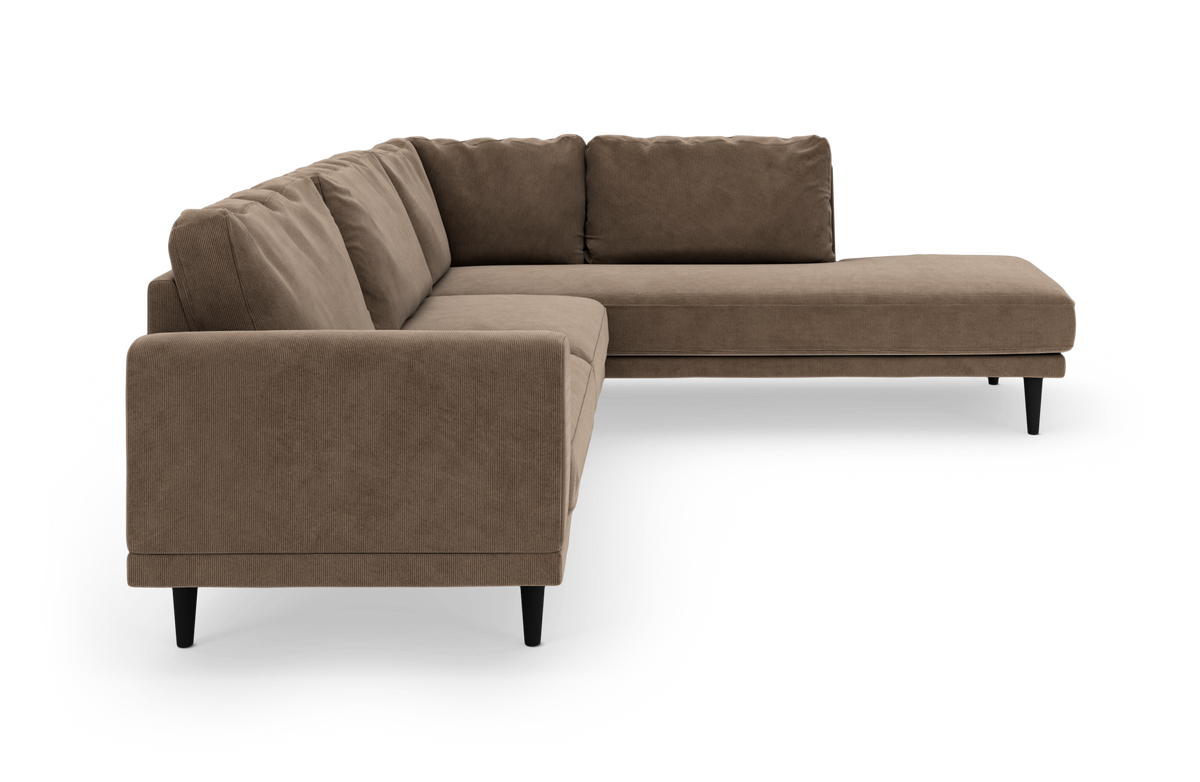 Brun L‑formet hjørnesofa med chaiselong til højre, slanke sorte ben og bløde ryghynder, frilagt på hvid baggrund.