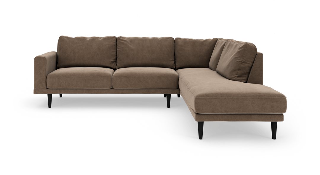 Brun L‑formet hjørnesofa med chaiselong til højre, slanke sorte ben og løse rygpuder.