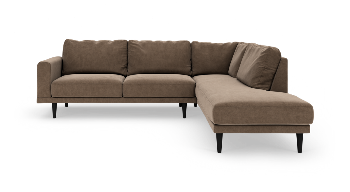 Brun L‑formet hjørnesofa med chaiselong til højre, slanke sorte ben og løse rygpuder.