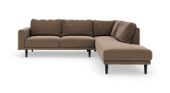 Brun L‑formet hjørnesofa med chaiselong til højre, slanke sorte ben og løse rygpuder.