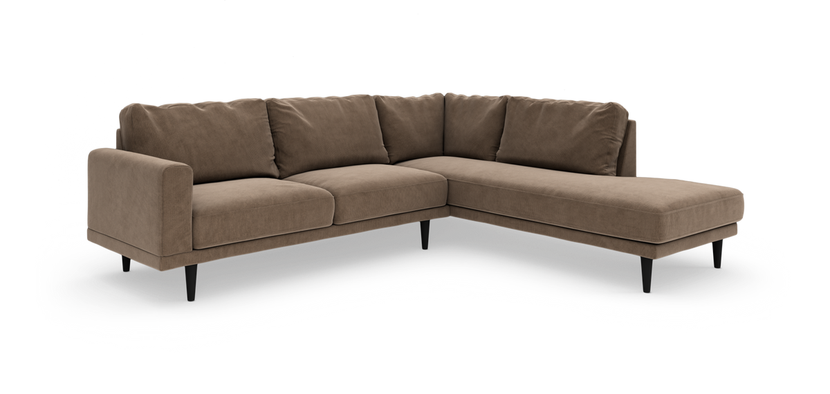 Brun L-formet hjørnesofa med chaiselong og sorte ben på hvid studiebaggrund.