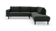Mørkegrøn L‑sofa med chaiselong til højre og slanke sorte ben, fritlagt på hvid baggrund.