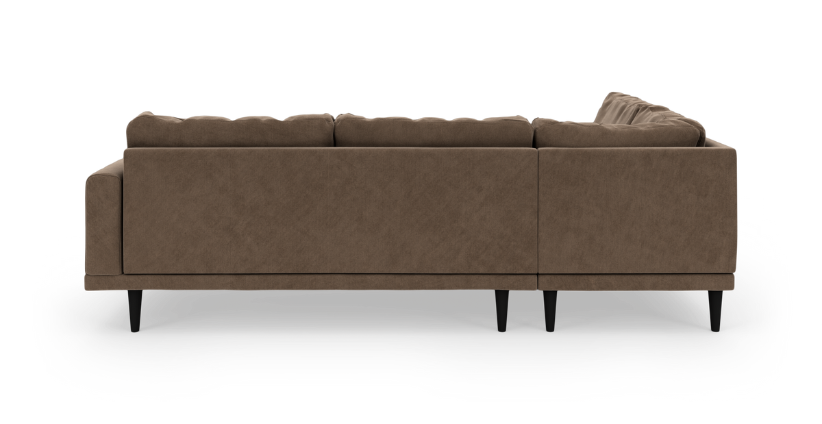 Brun modulsofa set bagfra i studiemiljø.