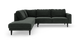 Mørkegrøn L-formet stofsofa med slanke sorte ben.