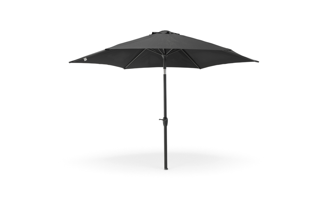 Sort rundt parasol med midterstang og håndsving, frilagt på hvid baggrund.