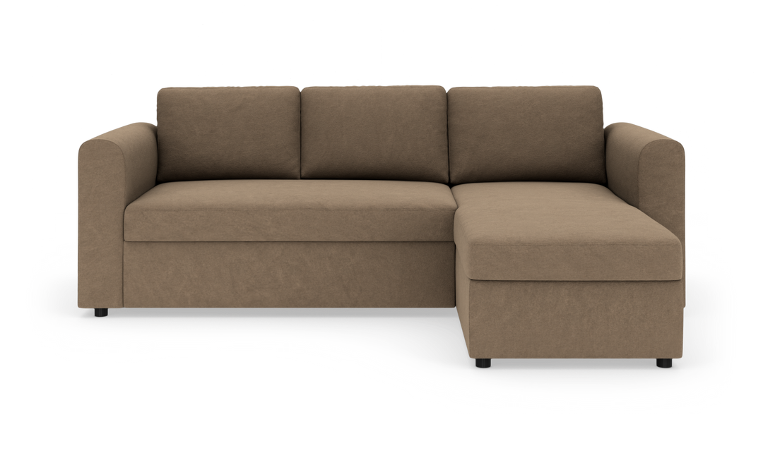 Brun hjørnesofa med chaiselong til højre, i stof, på hvid studiebaggrund.