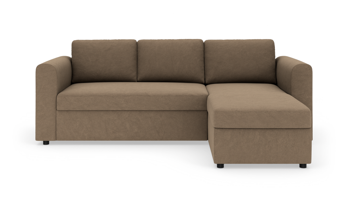 Brun hjørnesofa med chaiselong til højre, i stof, på hvid studiebaggrund.
