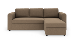 Brun hjørnesofa med chaiselong til højre, i stof, på hvid studiebaggrund.