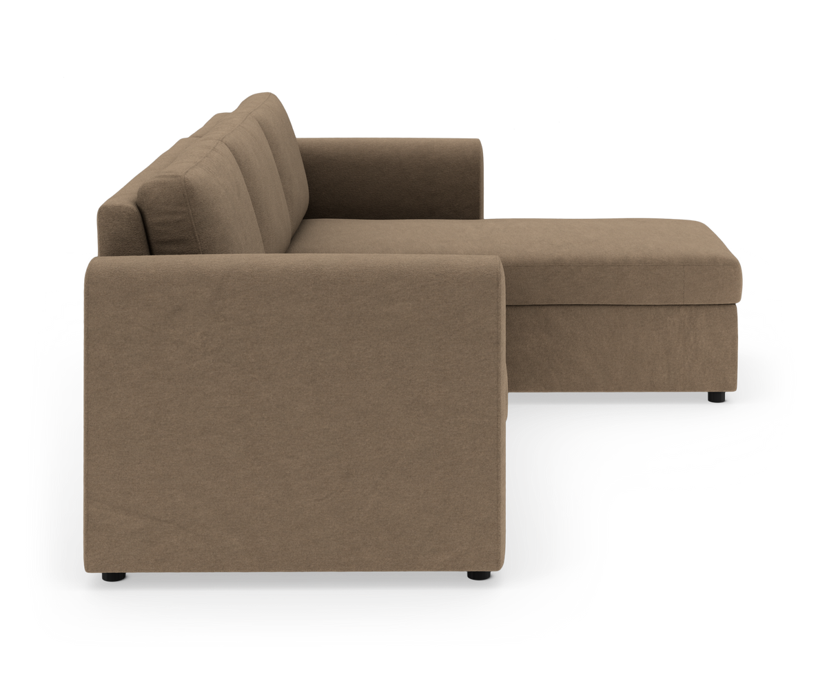 Brun L-formet modulsofa i stof med chaiselong, set fra siden.
