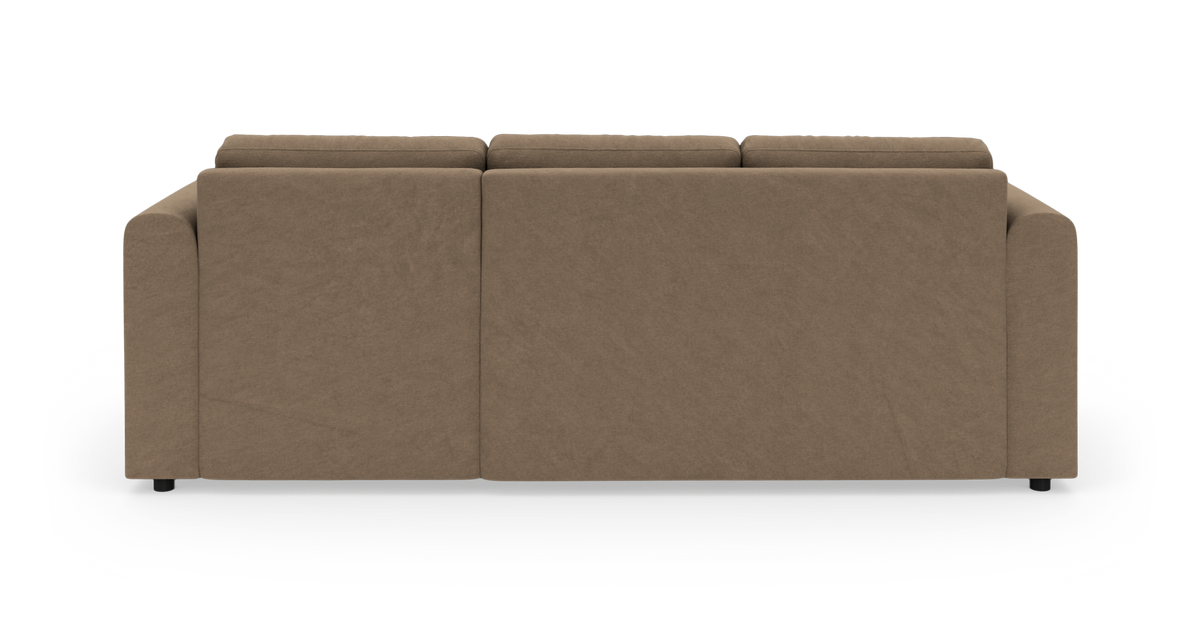 Brun stofsofa set bagfra på hvid studiebaggrund.