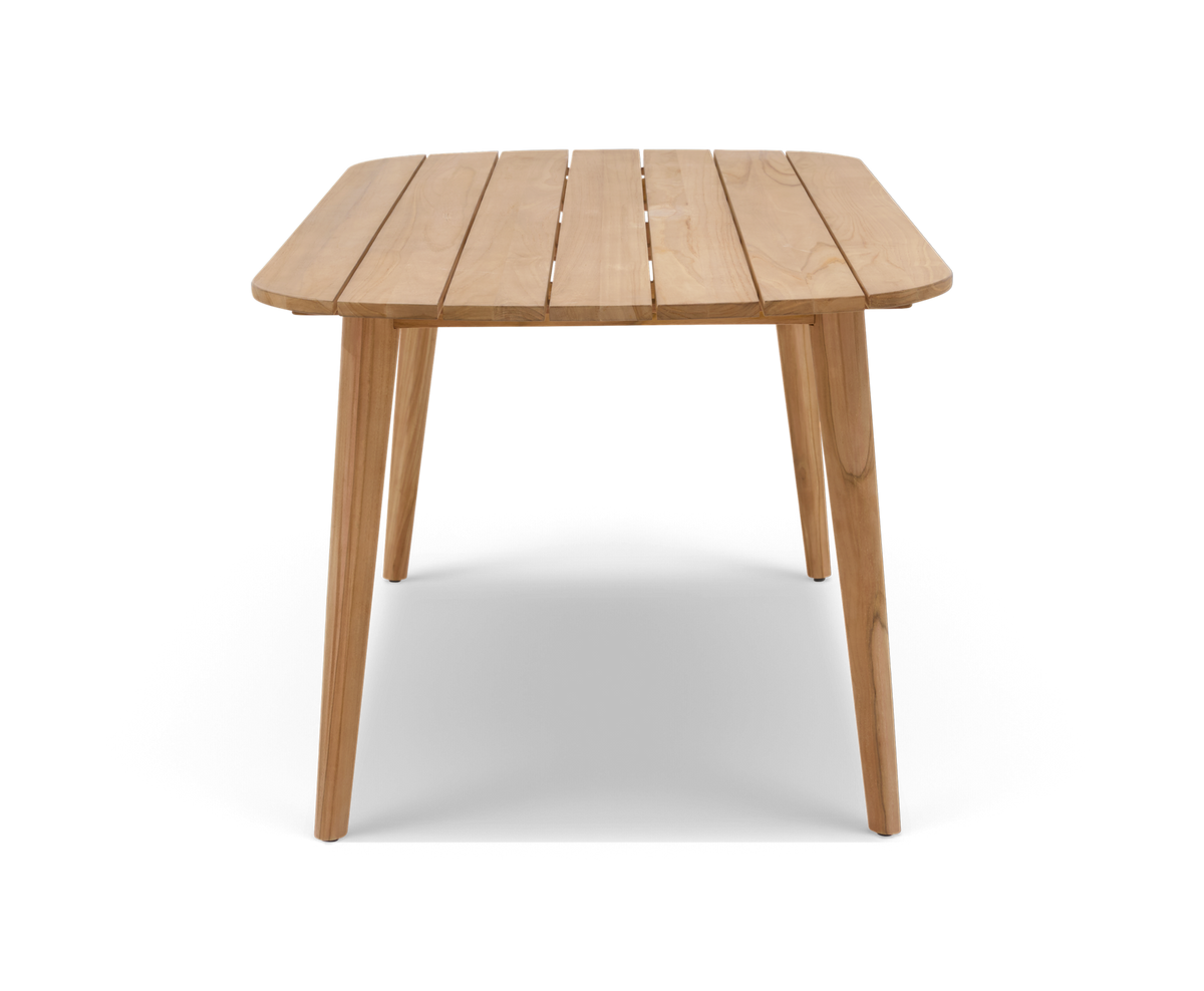 Rektangulært bord i lyst træ med lamelbordplade og koniske ben, set forfra.
