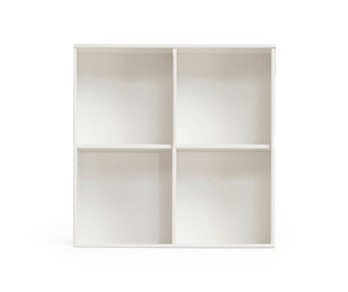 Hvid reol med fire kubefag i 2x2, frontvisning.