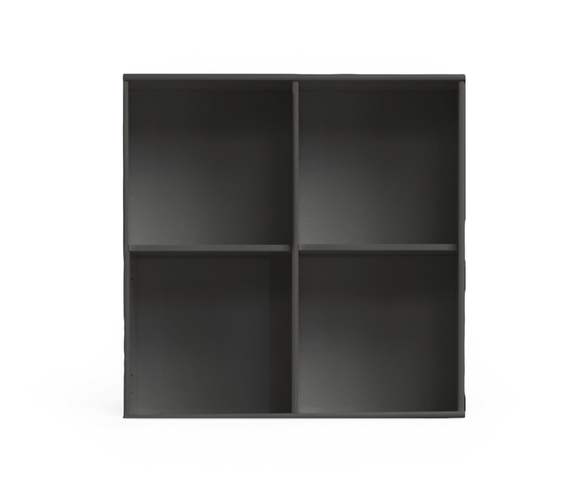 Sort væghylde/opbevaringsreol med 4 rum set forfra i enkel kubedesign.