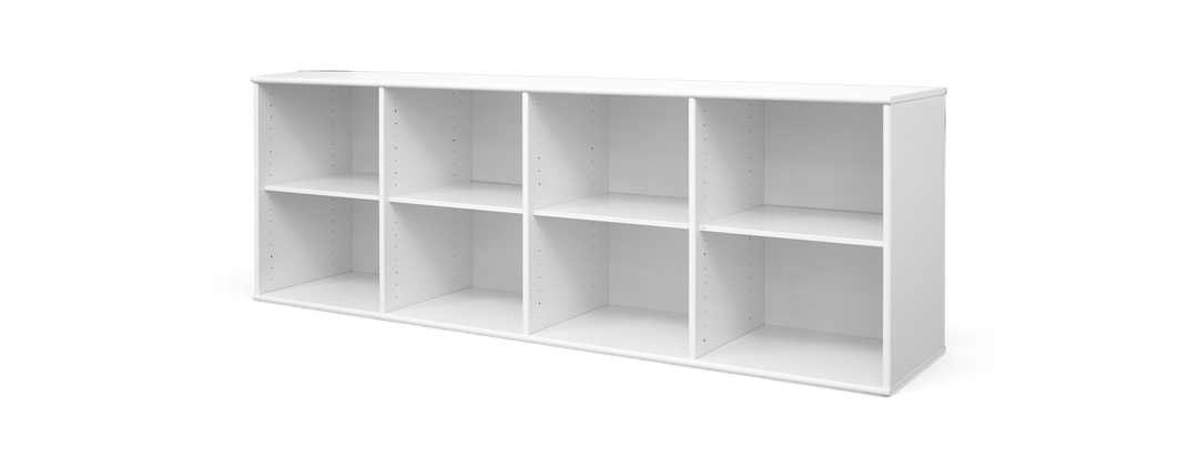 Lys skandinavisk stue med beige sofa, runde sofaborde i træ, hvidt tæppe, planter, vægkunst og gulvlampe ved stort vindue med lette gardiner.
