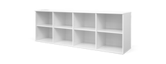 Lys skandinavisk stue med beige sofa, runde sofaborde i træ, hvidt tæppe, planter, vægkunst og gulvlampe ved stort vindue med lette gardiner.