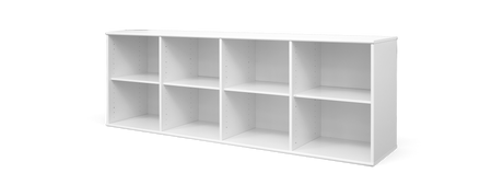 Lys skandinavisk stue med beige sofa, runde sofaborde i træ, hvidt tæppe, planter, vægkunst og gulvlampe ved stort vindue med lette gardiner.