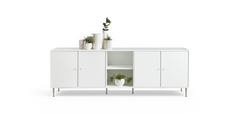 Hvid skænk med fire låger og åben hylde, stylet med hvide keramikvaser og grønne planter.