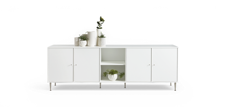 Hvid skænk med fire låger og åben hylde, stylet med hvide keramikvaser og grønne planter.