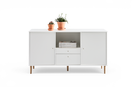 Hvid skænk med to låger, åben hylde med magasiner og to skuffer; terrakottakrukker med grønne planter på toppen og træben.