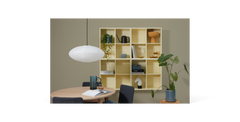 Minimalistisk sort mockup med en stor stående ram, ovalt spejl, bord og en potteplante.