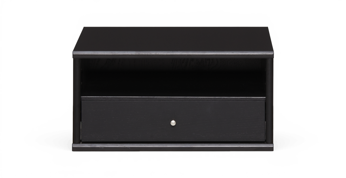 Sort lav tv-bænk/natbord med åben hylde og én skuffe med rund knop, frilagt på hvid baggrund.