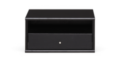 Sort lav tv-bænk/natbord med åben hylde og én skuffe med rund knop, frilagt på hvid baggrund.