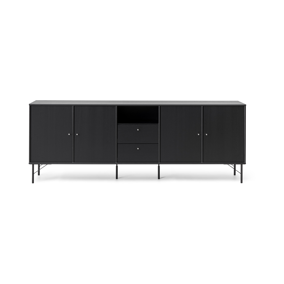 Sort skænk i moderne minimalistisk design med fire låger, to skuffer og en åben hylde på slanke ben.