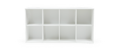 Hvid reol med 8 åbne rum, frilagt på hvid baggrund.