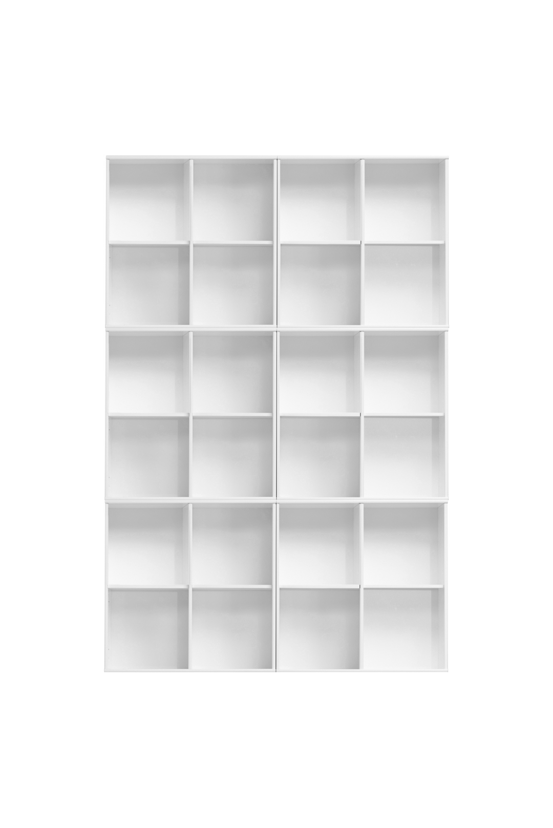 Lyst skandinavisk stuehjørne med beige hjørnesofa, neutrale puder, rundt sort sofabord med vase og lys, vægbilleder over en skænk, stort lyst tæppe og grønne planter ved vindue med lette gardiner.