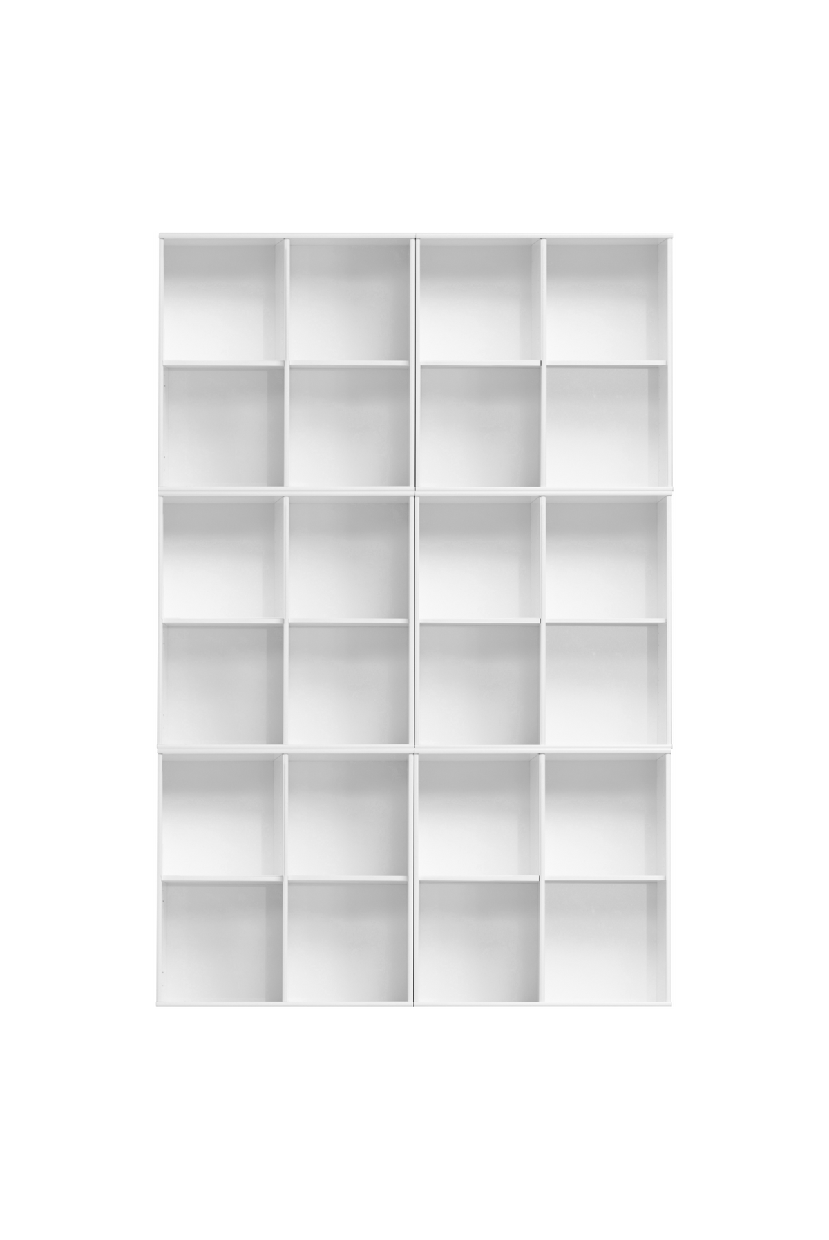 Lyst skandinavisk stuehjørne med beige hjørnesofa, neutrale puder, rundt sort sofabord med vase og lys, vægbilleder over en skænk, stort lyst tæppe og grønne planter ved vindue med lette gardiner.