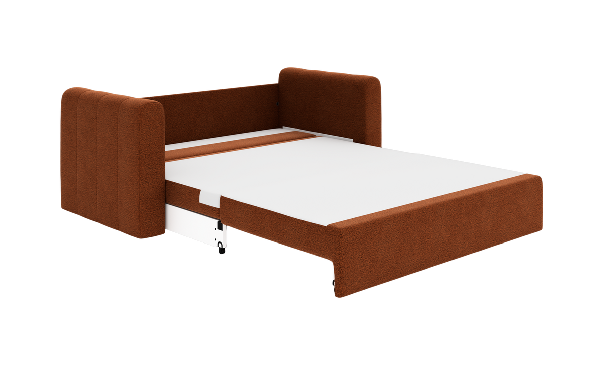 Udtrukket sovesofa i brun tekstil på hvid baggrund, vist i soveposition.