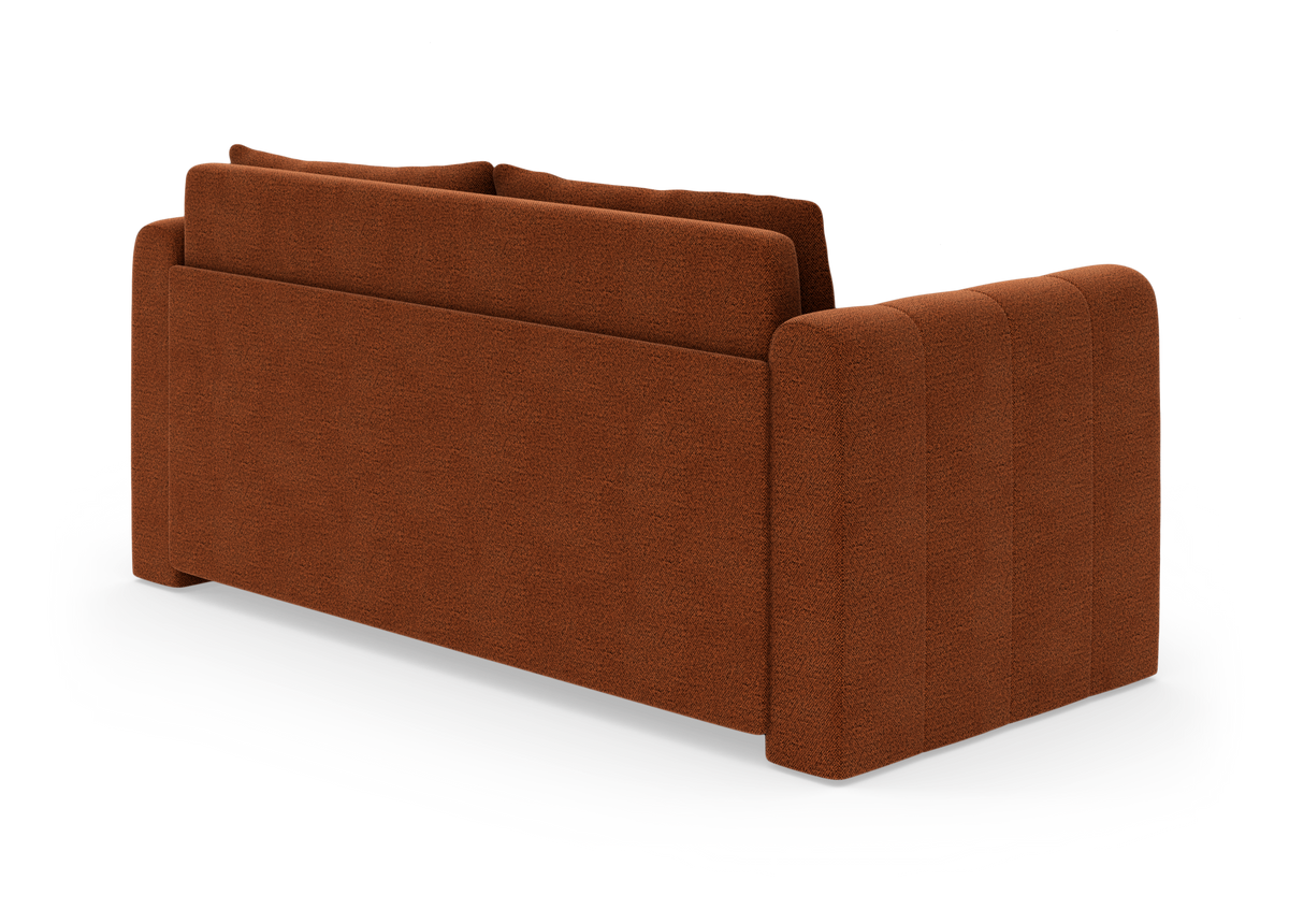 Rustbrun bouclé-sofa set bagfra i studie på hvid baggrund.