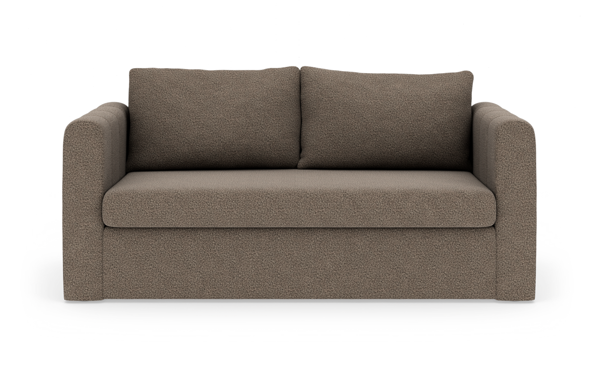 Brun to-personers sofa i boucléstof, frontvisning på hvid baggrund med let skygge.