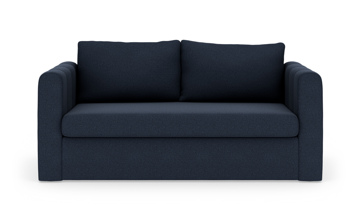 Mørkeblå 2-personers sofa i frontvisning, frilagt på hvid baggrund med skygge.