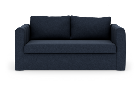 Mørkeblå 2-personers sofa i frontvisning, frilagt på hvid baggrund med skygge.
