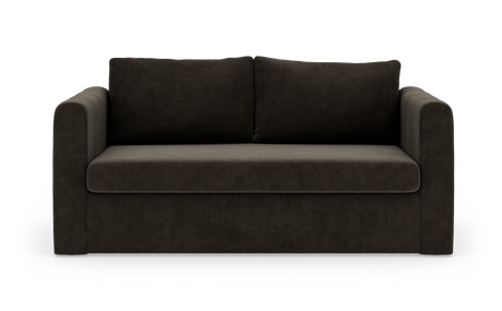 Mørk stofsofa set forfra, frilagt på hvid baggrund med skygge.