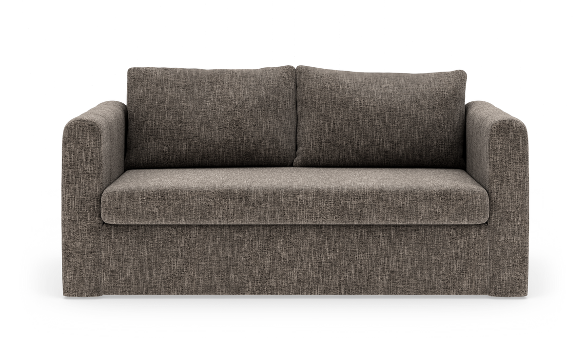 Brungrå 2-personers sofa med bløde armlæn og to ryghynder, frilagt på hvid baggrund.