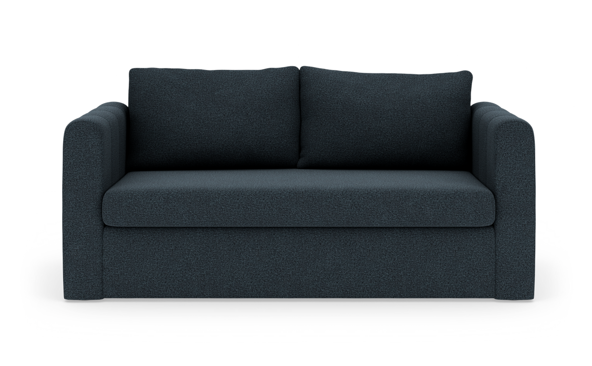 Mørkeblå to-personers sofa med afrundede armlæn, frontvisning på hvid baggrund.