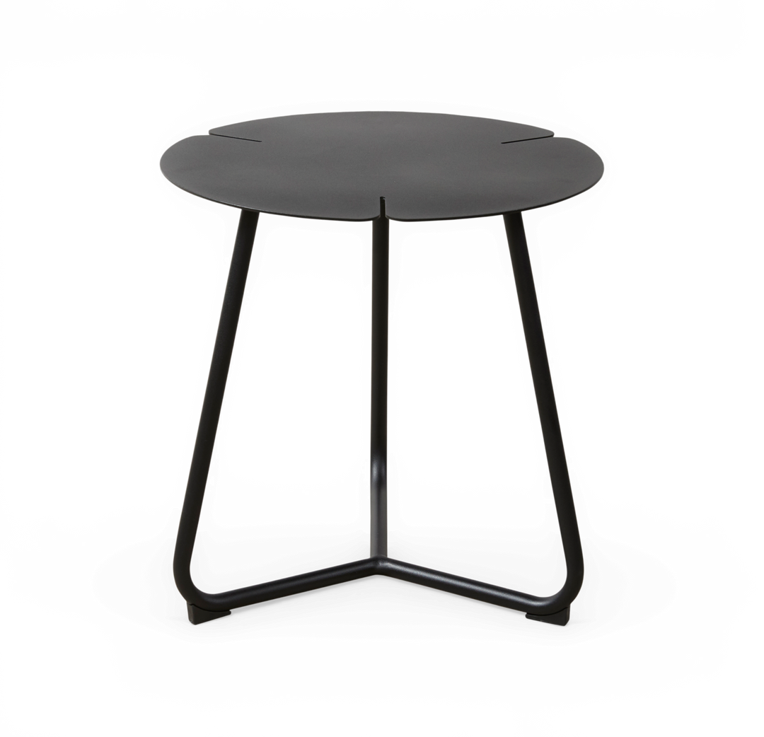 Sort rundt sidebord i metal med tre ben og trekantet base, frilagt produktbillede.