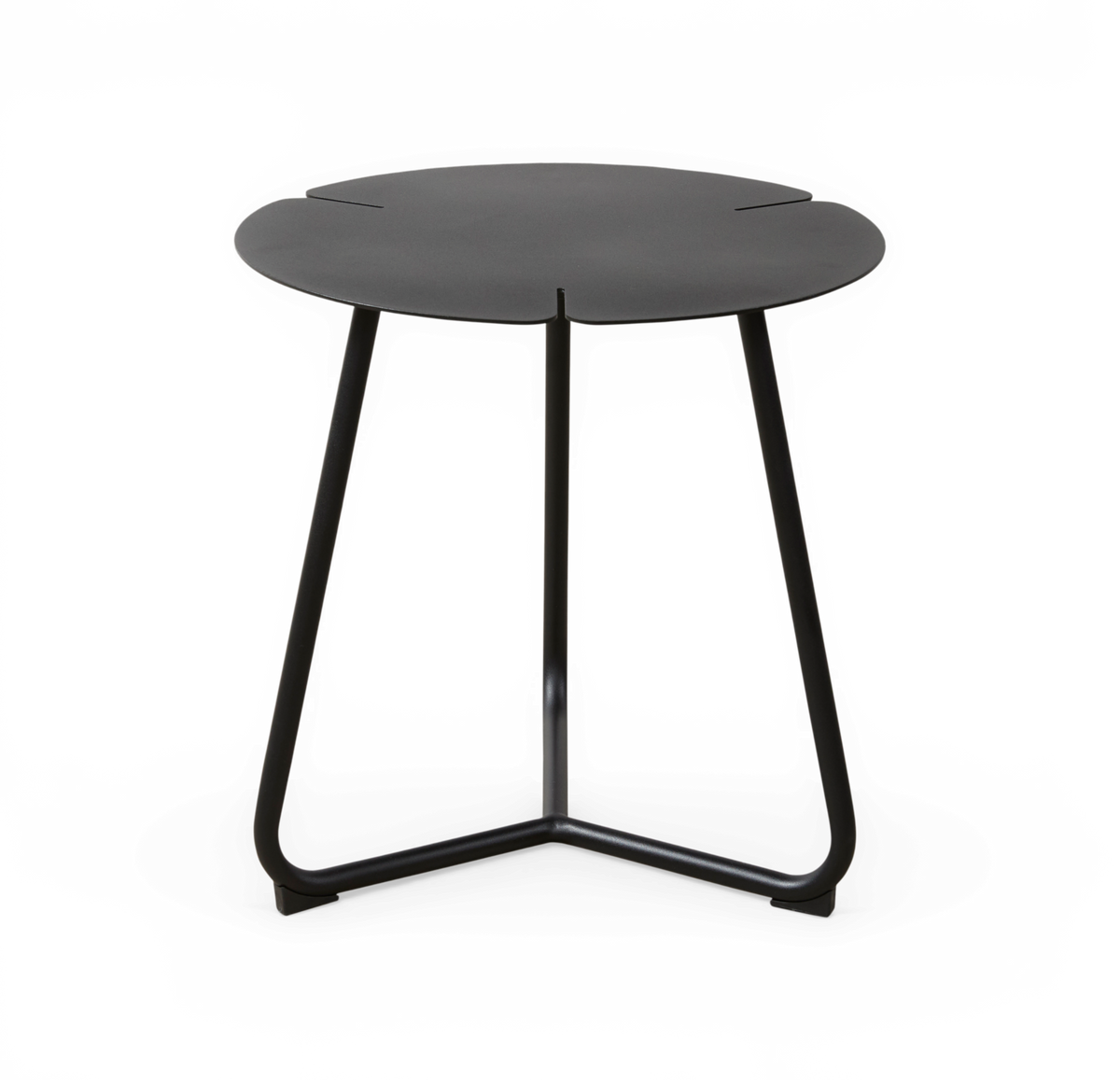 Sort rundt sidebord i metal med tre ben og trekantet base, frilagt produktbillede.