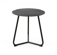 Sort rundt sidebord i metal med tre ben og trekantet base, frilagt produktbillede.