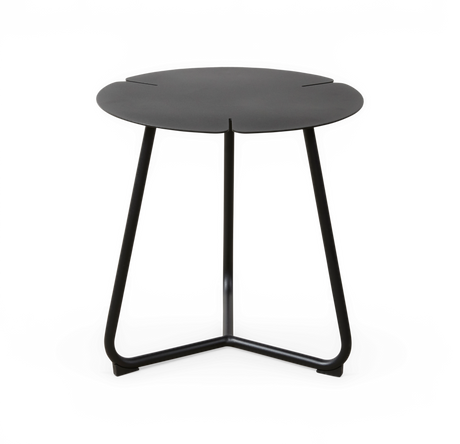 Sort rundt sidebord i metal med tre ben og trekantet base, frilagt produktbillede.