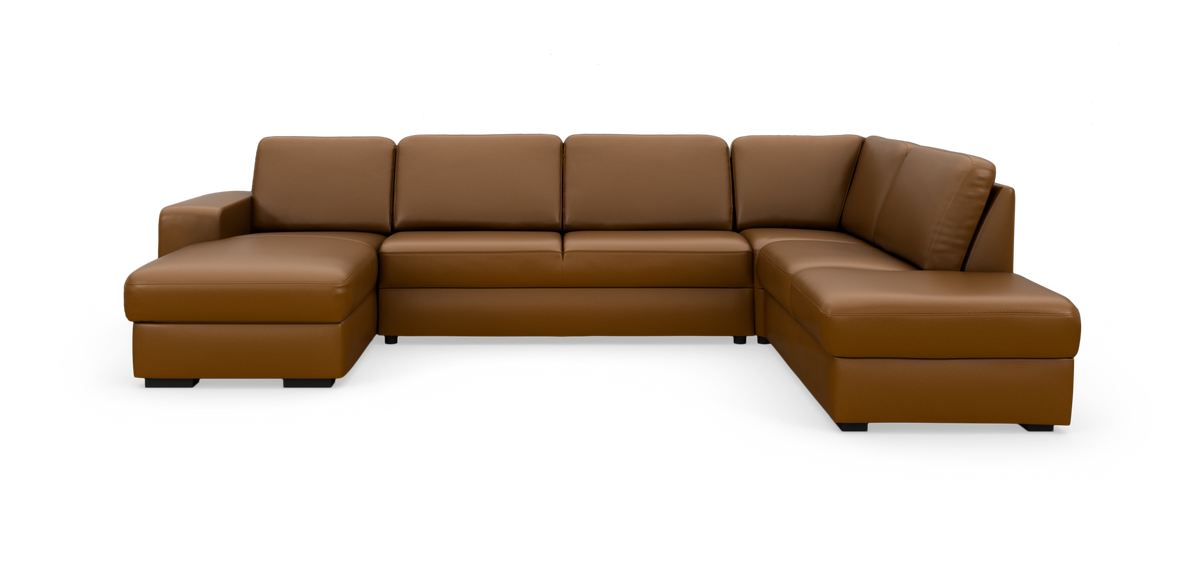 Brun læderhjørnesofa med chaiselong til venstre og afslutning til højre på hvid studiobaggrund.