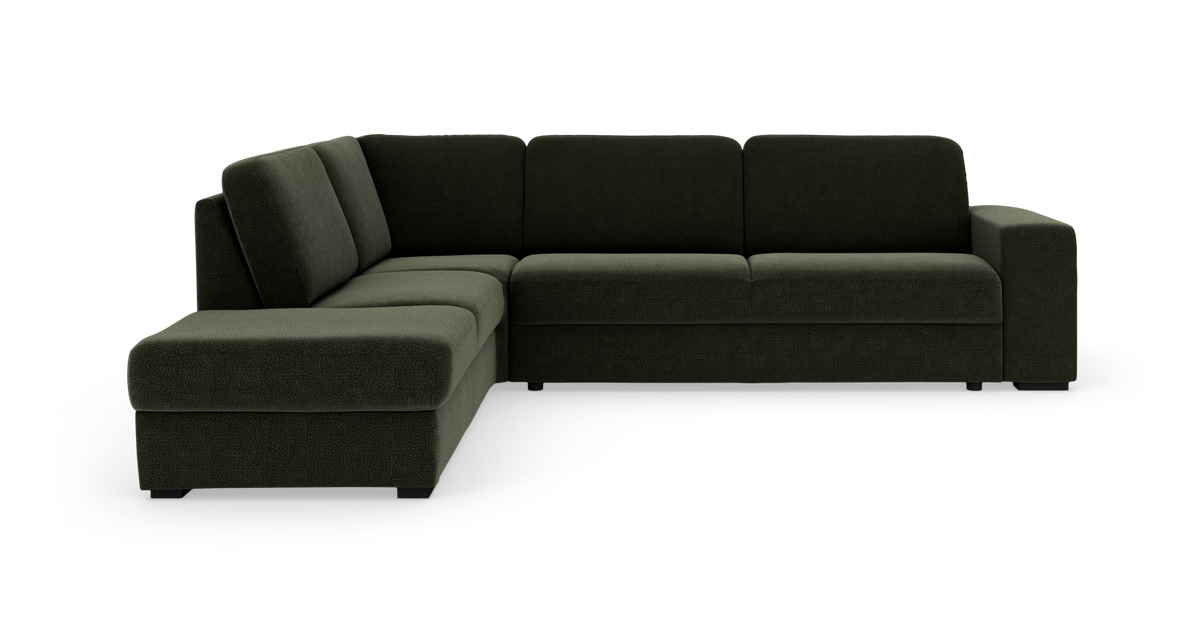Mørkegrøn L-formet hjørnesofa i tekstil på hvid studiebaggrund.