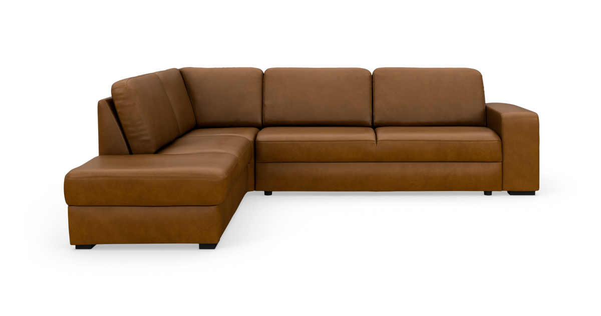 Brun L‑sofa i læder med venstrevendt chaiselong på hvid studiobaggrund.