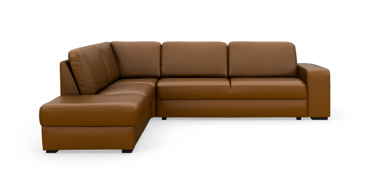 Brun L‑sofa i læder med chaiselong til venstre på hvid baggrund.