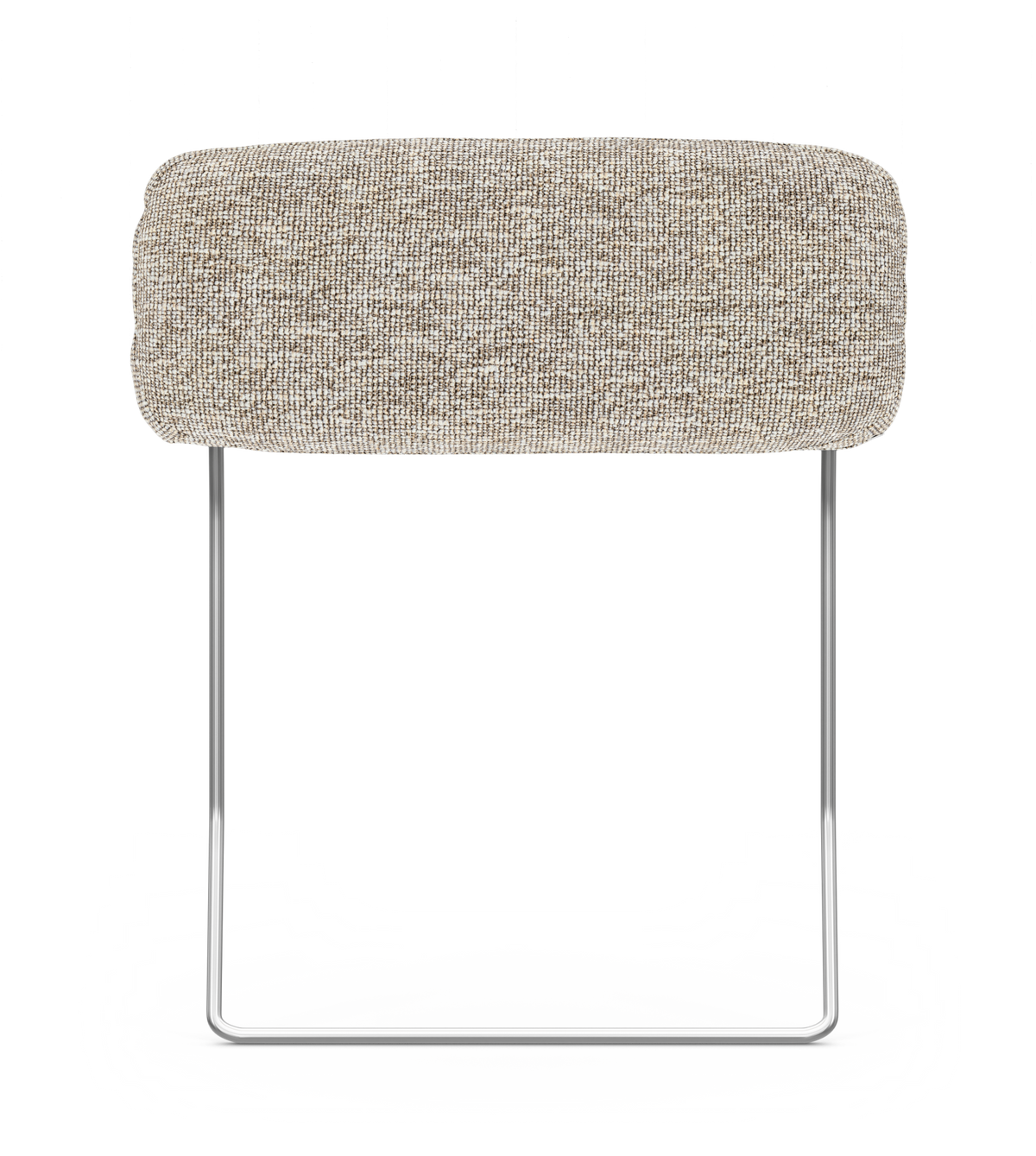 Beige stofbetrukket skammel/ottoman med forkromede slædefødder, fritlagt på hvid baggrund.