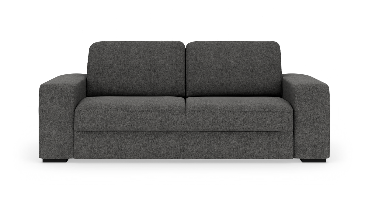 Mørkegrå stofsofa med brede armlæn, frontvisning på hvid baggrund.