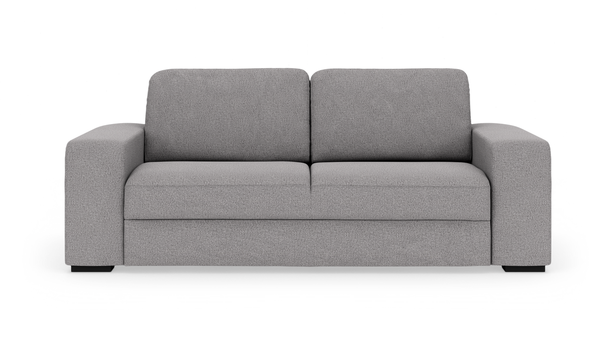 Grå 2-personers sofa med brede armlæn, frontvisning mod hvid studiobaggrund.