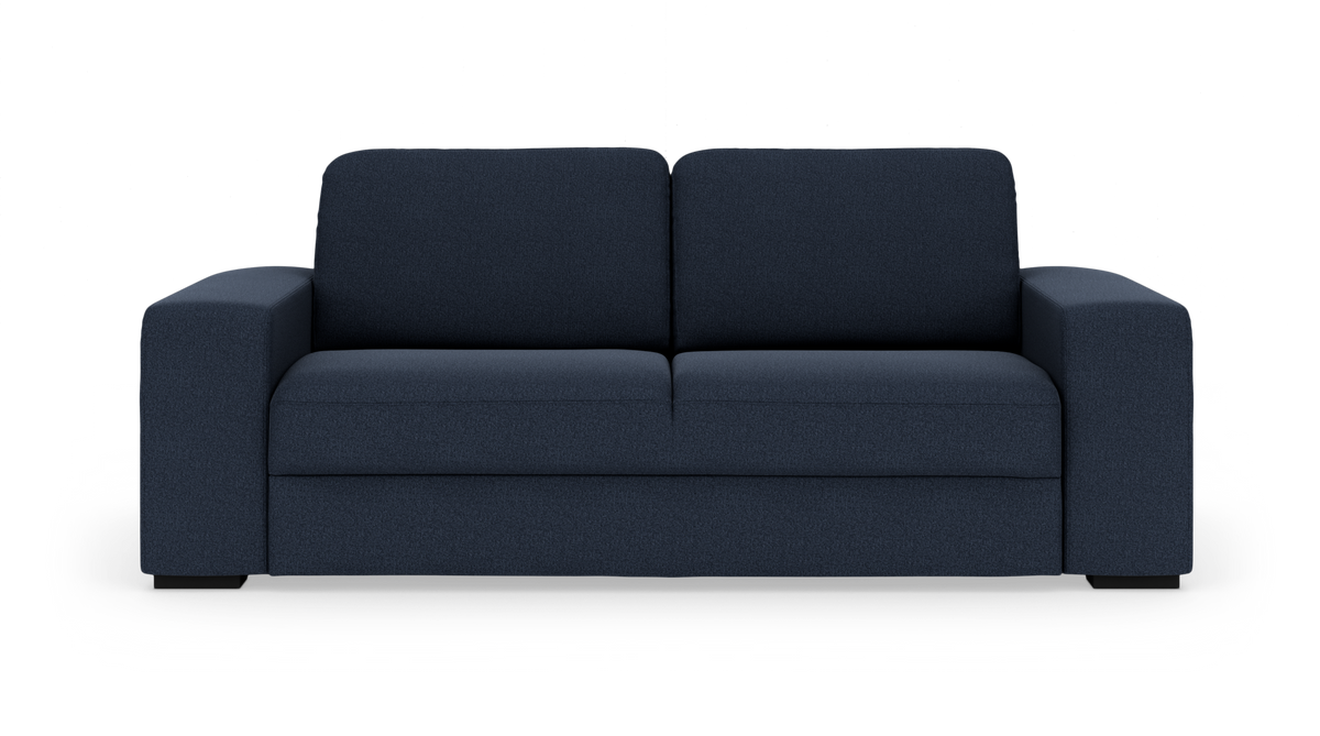 Mørkeblå sofa med brede, firkantede armlæn set forfra på hvid baggrund.